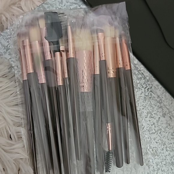 Makeup Brush & Case - Picture 3 of 7